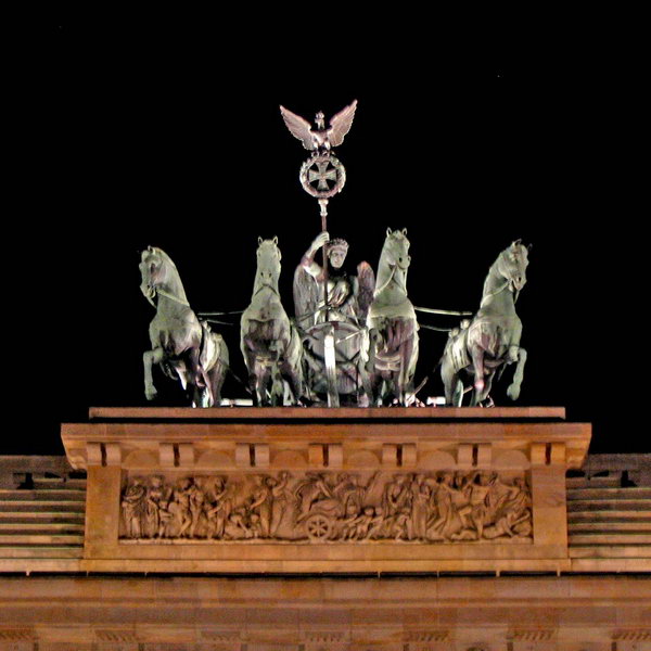 restored quadriga atop Brandenburg Gate ►pale-verdigris gateway build-up (“horses'-herma”) in gloomy night◄