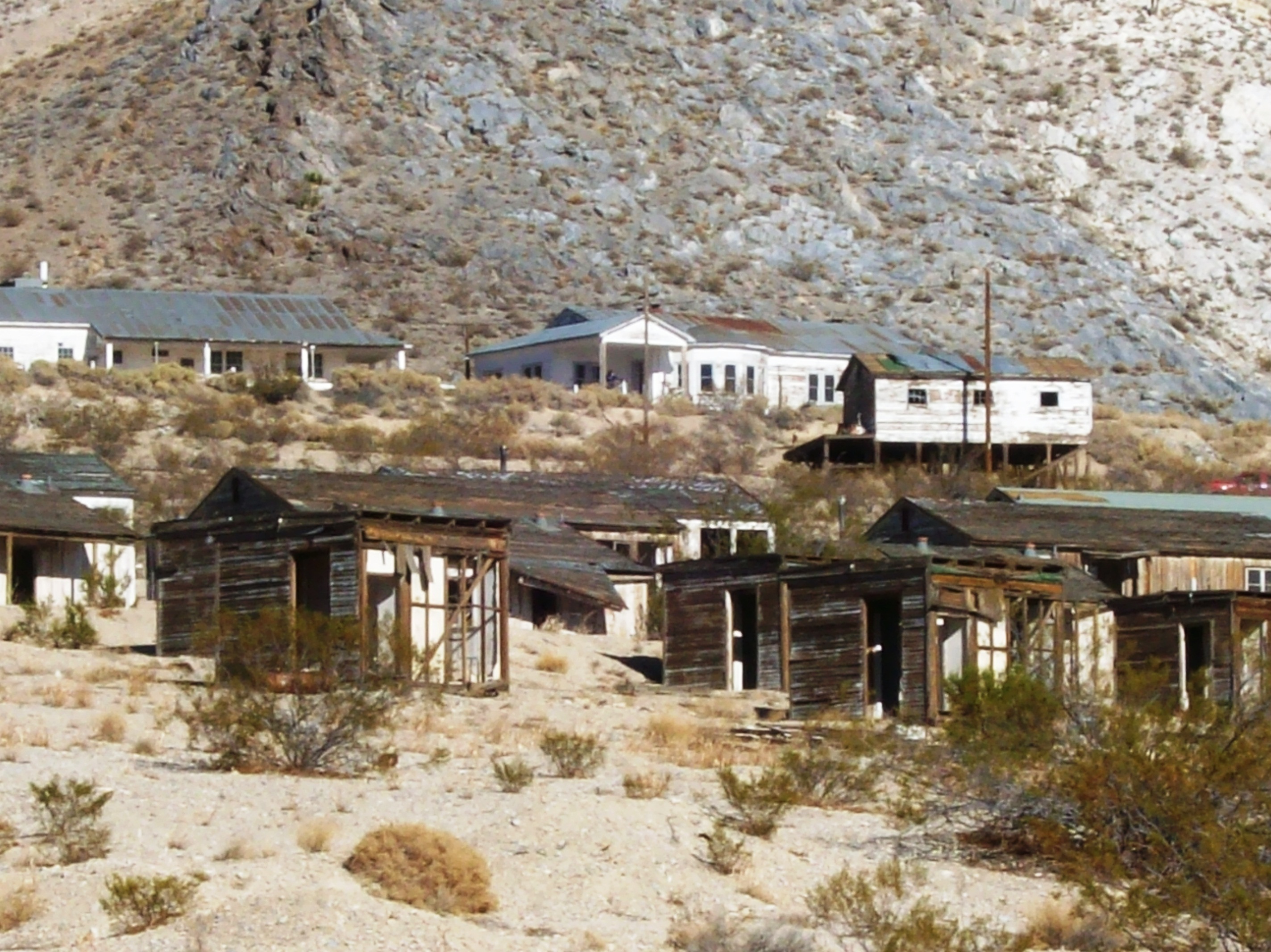 Abandoned mine buildings (Anaconda Copper Mining Company) in the bright sunlight on the outskirts of Darwin, a ghost town outside Death Valley, CA (darwin08xy)
