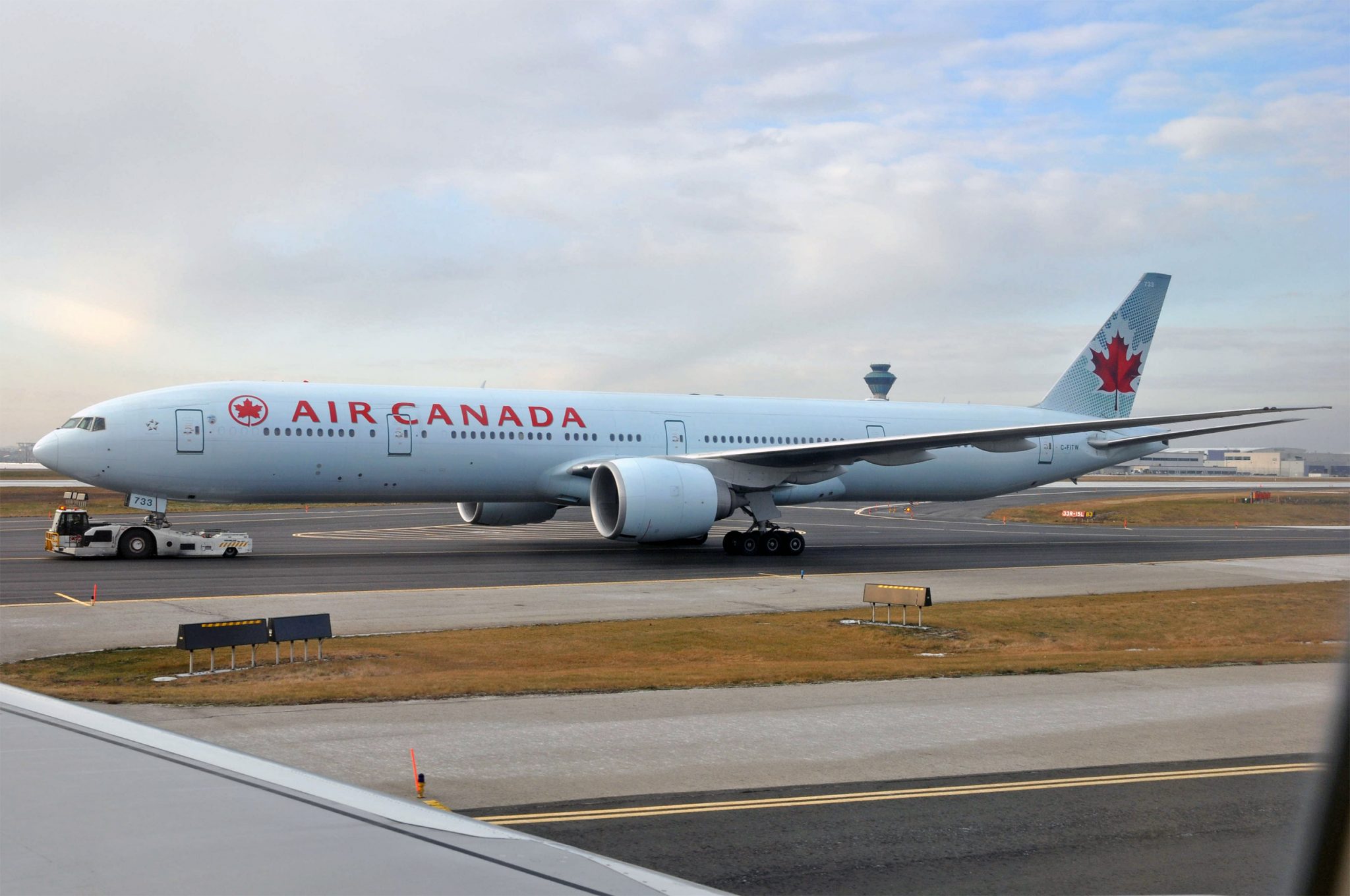 Air Canada 777-300ER C-FITW
